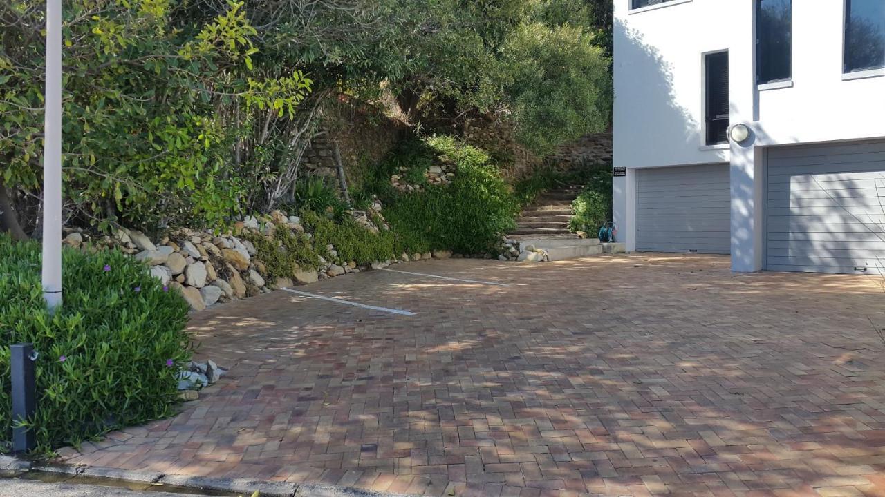 185 On Beach Boutique Suites Gordonʼs Bay Exterior foto