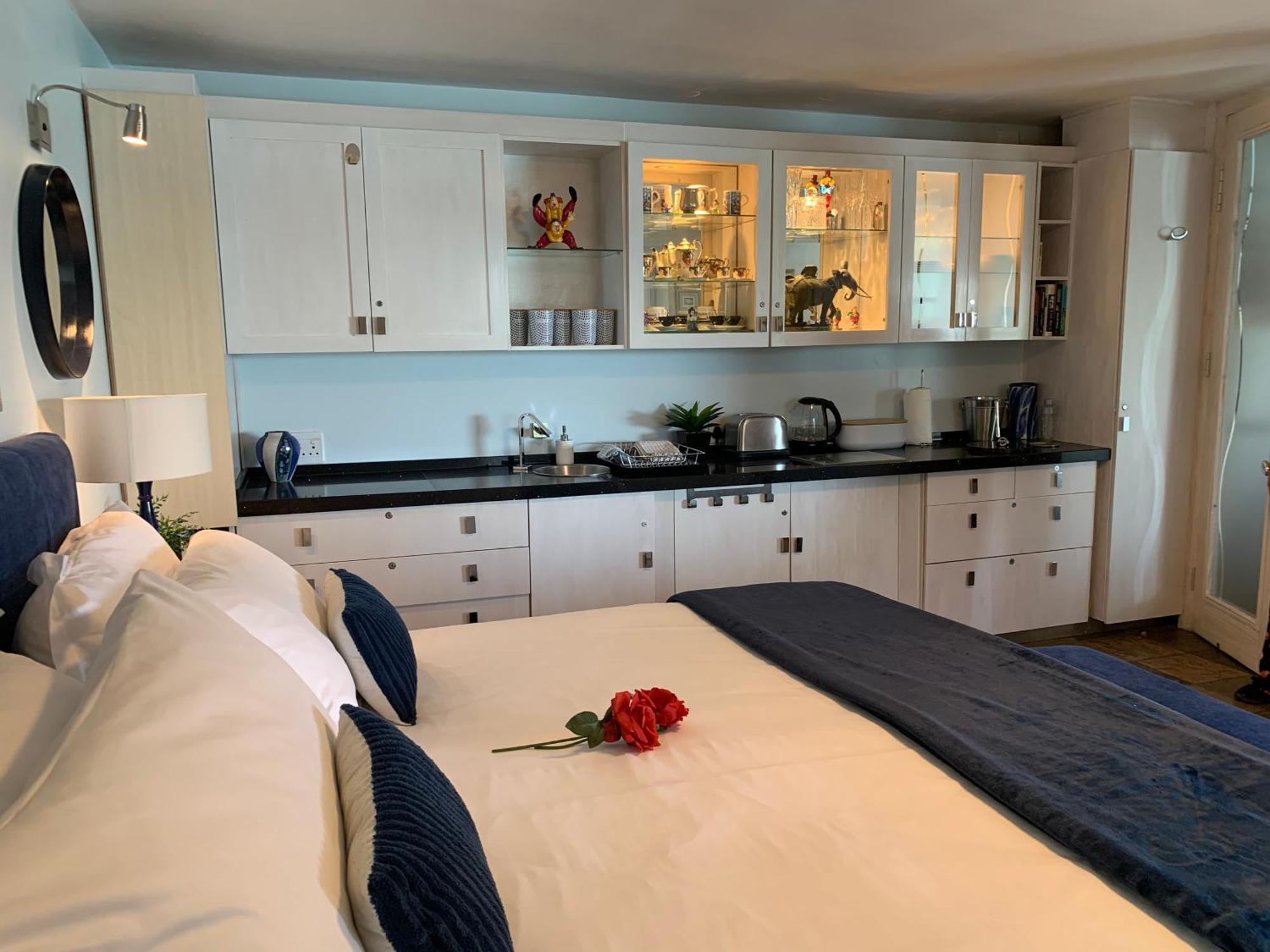 185 On Beach Boutique Suites Gordonʼs Bay Exterior foto