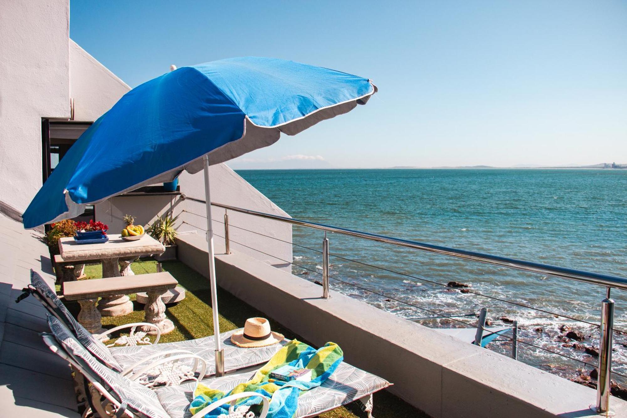 185 On Beach Boutique Suites Gordonʼs Bay Exterior foto