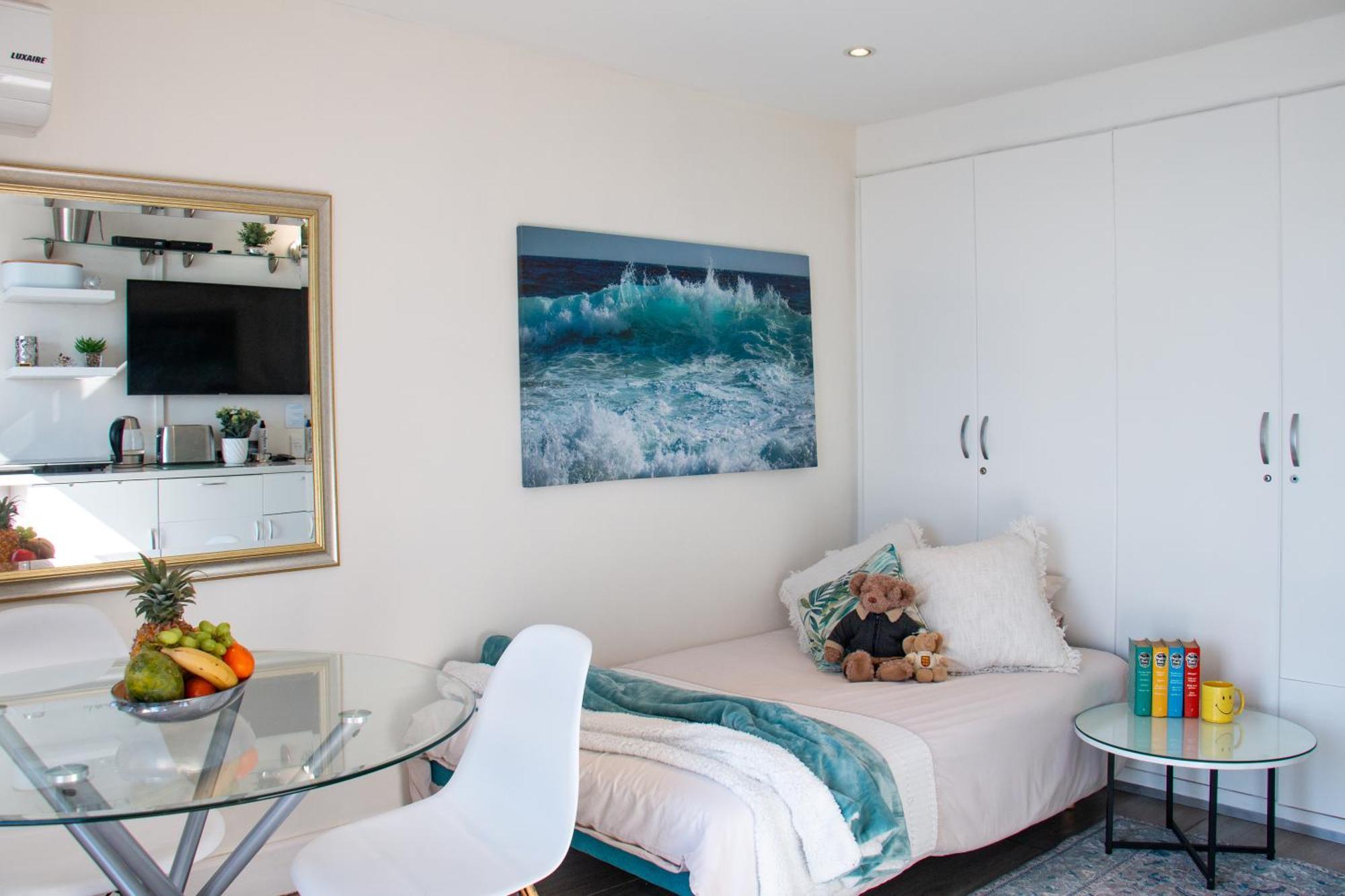 185 On Beach Boutique Suites Gordonʼs Bay Exterior foto