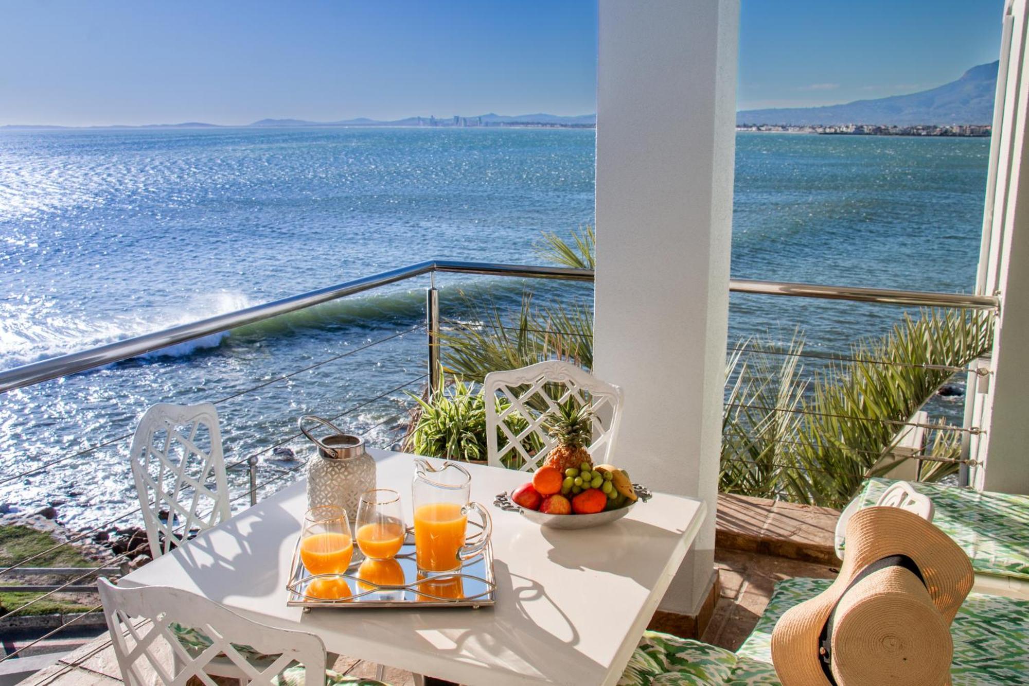 185 On Beach Boutique Suites Gordonʼs Bay Exterior foto